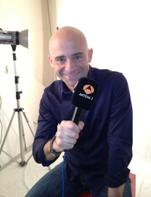 Antonio Lobato con el micrófono de Antena 3