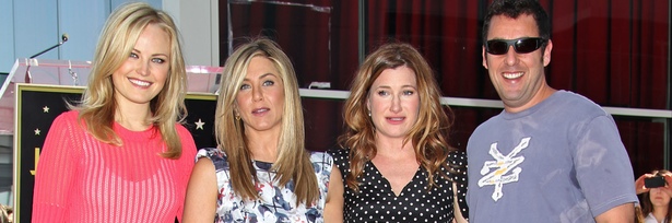 Jennifer Aniston recibe junto a sus amigos una estrella en el paseo de la fama