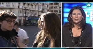 Pepa Romero entrevista a un estudiante en Valencia