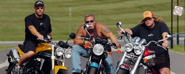 Motoristas con sus Harleys