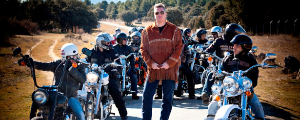 Loquillo con un grupo de motoristas