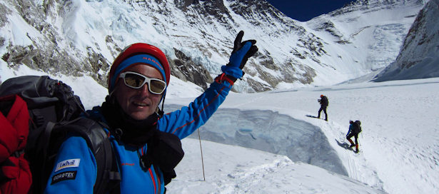 Jesús Calleja señala el Everest