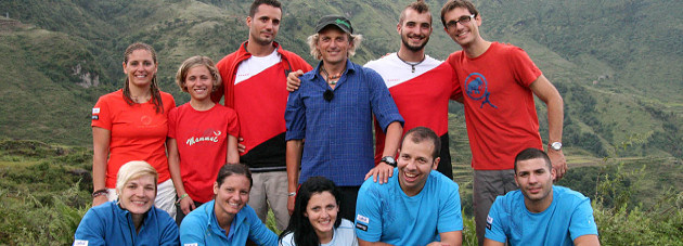 Jesús Calleja junto al Equipo Rojo y al Equipo Azul de 'Desafío Everest'
