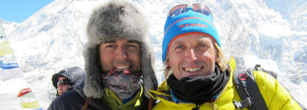 Rafa Lomana con Jesús en Kala Pattar a 5.550 metros con el Everest y Lhotse de fondo