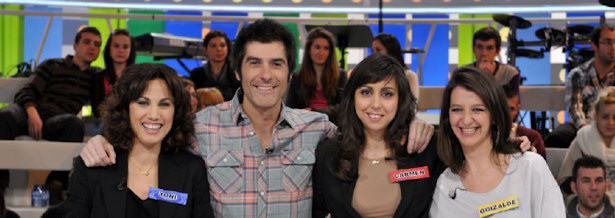Toni Acosta, Carmen Ruiz y Goizalde Núñez con Jorge Fernández en 'La ruleta de la suerte'