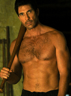 Dylan McDermott con el torso desnudo en 'American Horror Story'