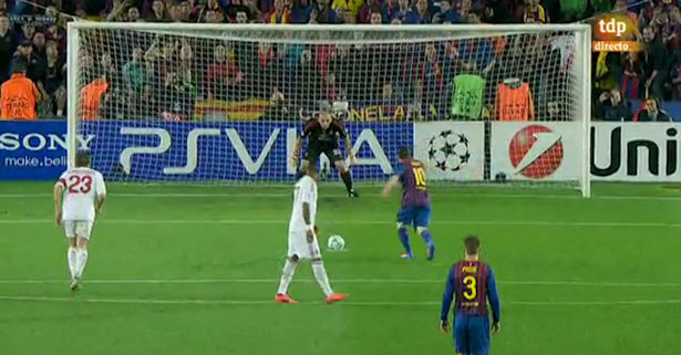 Messi marcó dos goles de penalty al Milán.
