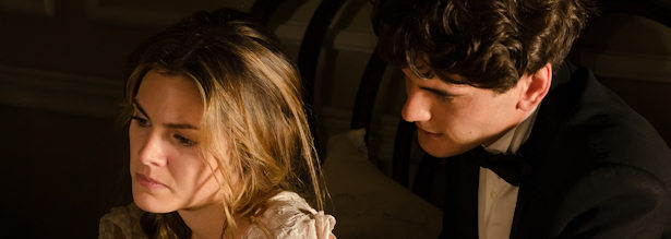 Amaia Salamanca y Yon González en una escena de 'Gran Hotel'.