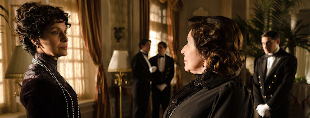 Doña Teresa y doña Ángela, dos mujeres enfrentadas en 'Gran Hotel'.