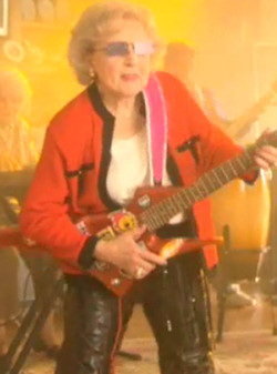 Betty White toca la guitarra en 'Betty White's Off Their Rockers'