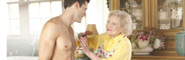 Betty White unta de chocolate a un joven semidesnudo