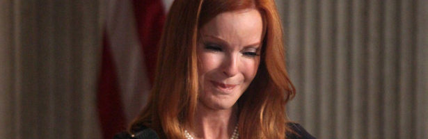 Marcia Cross llora durante una secuencia del penúltimo capítulo de 'Mujeres desesperadas'.