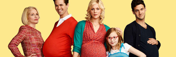 Andrew Rannells y Justin Bartha intentarán tener un hijo con Georgia King como madre de alquiler en &#39;The New Normal&#39;.