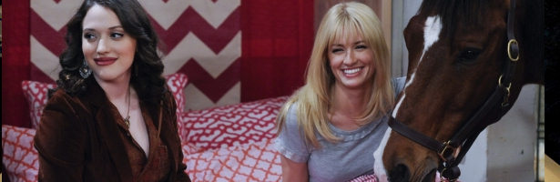 Kat Dennings y Beth Behrs son las protagonistas de '2 Broke Girls'.