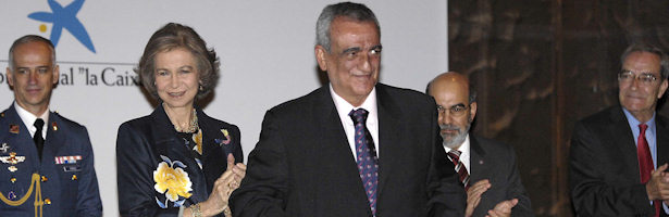 Manuel Esteve recoge el Premio FAO de RTVE de manos de la Reina Sofía.