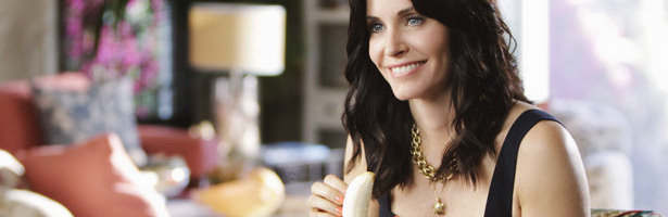 Courteney Cox pela un plátano en 'Cougar Town'