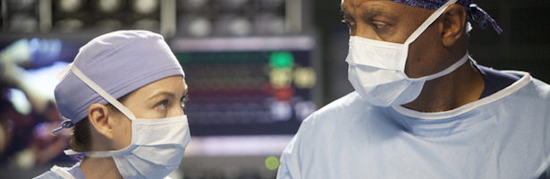 Ellen Pompeo y James Pickens Jr. en un capítulo de 'Anatomía de Grey'.