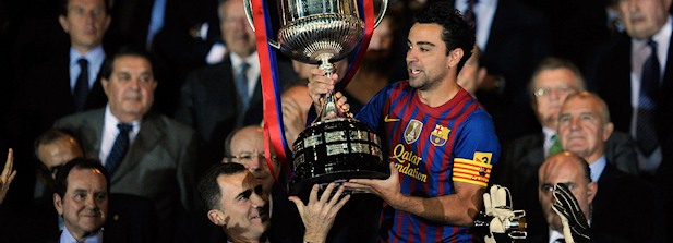 Xavi Hernández levanta la Copa del Rey de manos del Príncipe Felipe