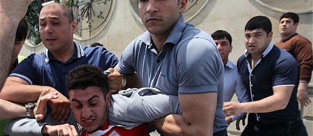 Policía de paisano detiene a un protestante en Bakú