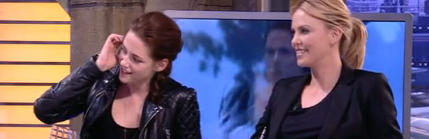 Kristen Stewart y Charlize Theron durante su visita a 'El hormiguero'.