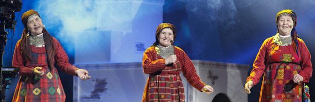 Las abuelas rusas interpretan "Party for Everybody" en Eurovisión 2012.