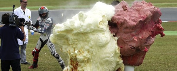 Hombre de negro y Jorge Lorenzo