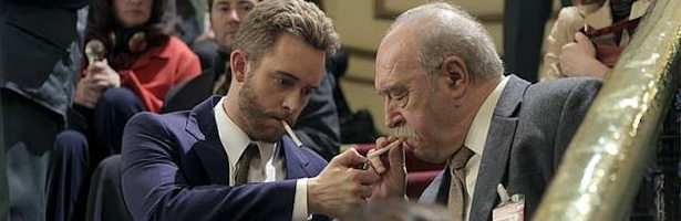 Toni enciende un cigarro a Gallardo en los nuevos episodios de 'Cuéntame cómo pasó'.