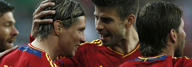Fernando Torres recibe la felicitación de sus compañeros de equipo tras su primer gol ante Irlanda. <span>Telecinco</span>