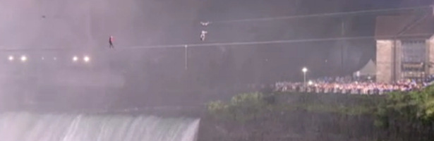 Nick Wallenda cruzando las cataratas del Niágara con un cable
