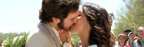 Pepa y Tristán se besan en su boda en 'El secreto de Puente Viejo'.
