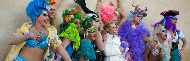 Toni Collette con los futuros concursantes de 'I will survive'. <span>ABC</span>