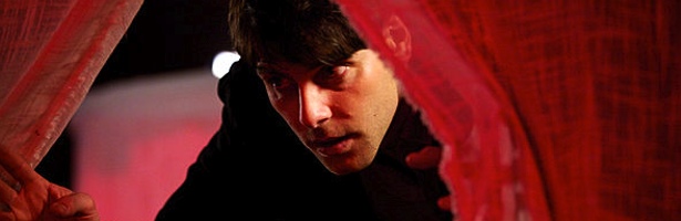 Nick Burkdhardt investigando un crimen. <span>NBC</span>