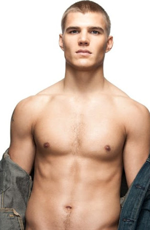 Chris Zylka sin camiseta