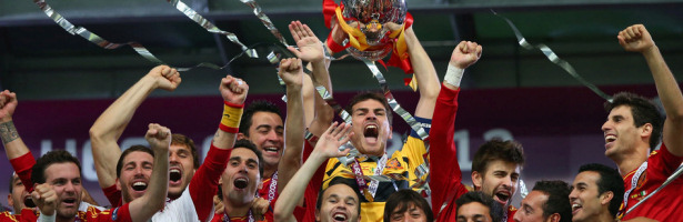 Iker Casillas levanta la Copa de la Eurocopa 2012 en Kiev