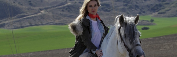 Marta Hazas, a caballo