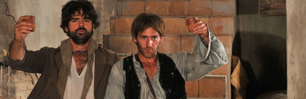 src="https://www.formulatv.com/images/noticias/25700/25751/2.jpg##600##200"/><p>Los actores posan en uno de los decorados de 'Bandolera'</p></div> </p><p><b>¿Habeis apostado por 400 capítulos más o es demasiado?</b></p><p><b>Fernando:</b> ¡Ojalá sean 400 o 700 más!. Yo personalmente, no creo que pueda llegar a esa cifra, y no porque no quiera sino porque al ser una serie diaria siempre hay renovación de personajes. Pero ojalá que esto dure 3.000 capítulos más. </p><p><b>Alfonso:</b> De eso depende nuestro trabajo, que la gente vea la serie y que la disfrute, se ría, sienta y que sea un motivo de diversión para los espectadores. En una serie como esta entran y salen personajes, pero mientras que nos necesiten, aquí estaremos.</p><p><b>¿Qué importancia creeis que tiene, en la televisión actual, aguantar tanto tiempo en emisión?</p><p></b></p><p><b>Fernando:</b> En este momento, aguantar tanto tiempo con un proyecto laboral es muy importante, pero en televisión y en esta franja horaria en la que competimos directamente con 'Sálvame' (T5) y con 'Amar en tiempos revueltos' (TVE) mantenernos ahí y hacernos un hueco es un mérito tremendo.</p><p><b>Alfonso:</b> Esto es así... hay poco que añadir.</p><p><b>¿Si terminarán ahora vuestros personajes, como os gustaría que fuera ese final?</b></p><p><b>Fernando:</b> A mi me gustaría morir. Es un personaje que seguro me va a marcar, a nivel personal, que me gustaría dejarlo atrás con un final contundente.</p><p><b>Alfonso:</b> Yo no lo sé, para eso están los guionistas. Lo que sí estoy contento es con la trayectoria de 'El Chato', que no es siempre lo mismo y que va adquiriendo una serie de sensibilidades que me gustan. </p><p><b>¿Cómo se sobrelleva el rodaje de una serie diaria durante tanto tiempo?</b></p><p><b>Alfonso:</b> A mí, particularmente, me ayuda el cariño de la gente, cuando me para por la calle y me dice que han llorado y se han emocionado con la serie. Eso me 'aupa' mucho porque a veces resulta difícil mantener un mismo personaje durante dos años. Personalmente no lo llevo mal, no tengo miedo a que me encasillen como 'El Chato'.</p><p><b>Fernando:</b> No me aburro en absoluto, es tanto el saber que hay gente que dedica un momentito al día para vernos y que disfruta con nuestros personajes, que es una satisfacción tremenda. Luego llegas aquí y si estás un poco más bajo de ánimo, te encuentras con compañeros como Alfonso que te lo levantan. </p><p><div class="imgnctxt"><img loading="lazy" alt=