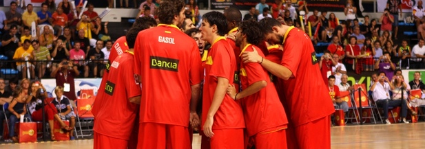 El combinado español de baloncesto celebra una canasta