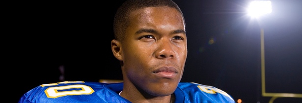 El actor Gaius Charles en una escena de 'Friday Night Lights'