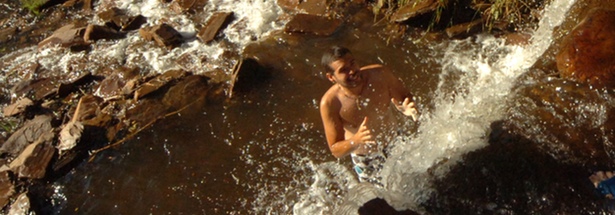 Una persona disfruta de un baño en un rio extremeño