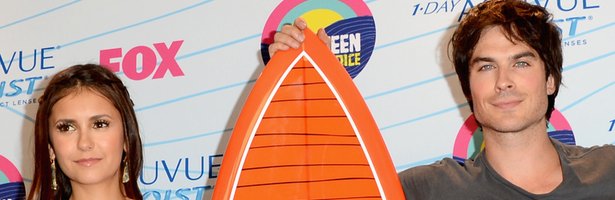 Ian Somerhalder y Nina Dobrev recogen el premio a la mejor serie de fantasía