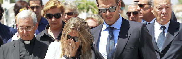 Susana Uribarri llora junto a su novio Darek en el funeral de su padre.