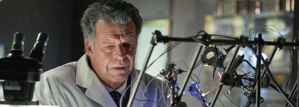 John Noble en una escena de 'Fringe'