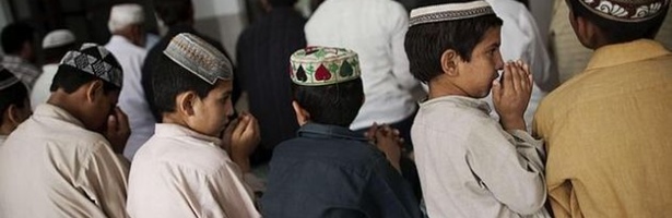 Niños pakistanís rezan en una templo islámico