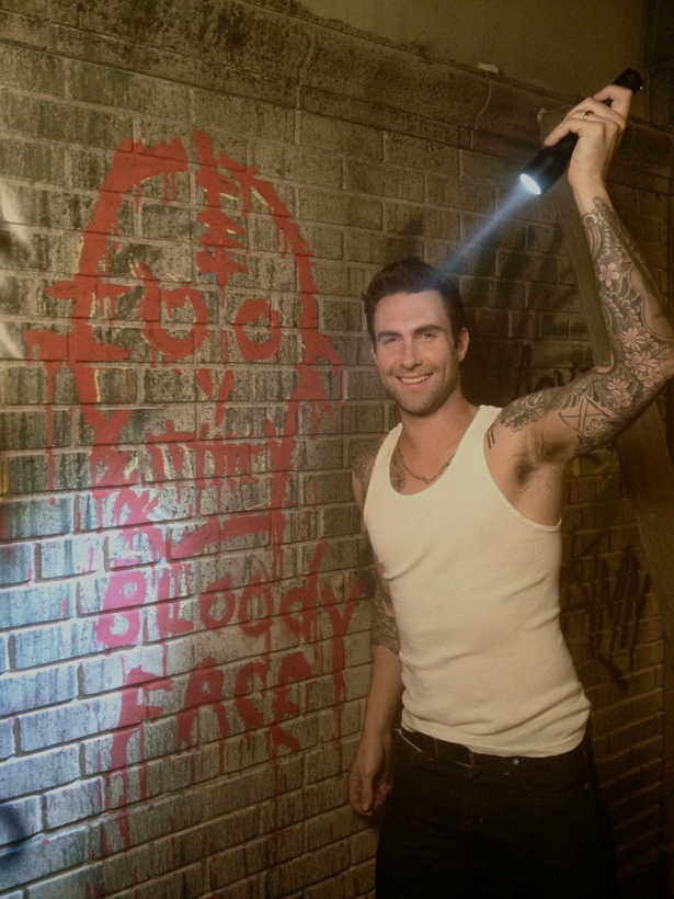 Adam Levine junto a &#39;Bloody face&#39; en el set de &#39;American Horror Story&#39;