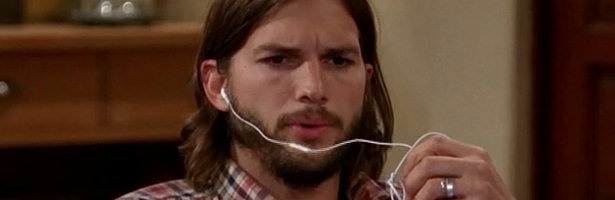 Ashton Kutcher en un episodio de 'Dos hombres y medio'.