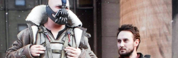 Josh Stewart junto a Bane en "El caballero oscuro: La leyenda renace"