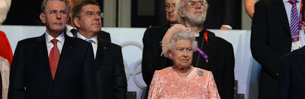 La Reina Isabel observa la gala de inauguración de los Juegos Olímpicos de Londres 2012.