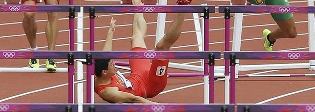 El chino Liu Xiang en el momento de su caida