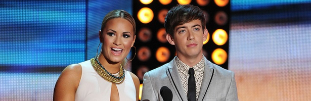 Kevin McHale y Demi Lovato durante los Teen Choice Awards