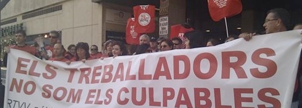 Los trabajadores de RTVV, protestando por la situación de la pública valenciana